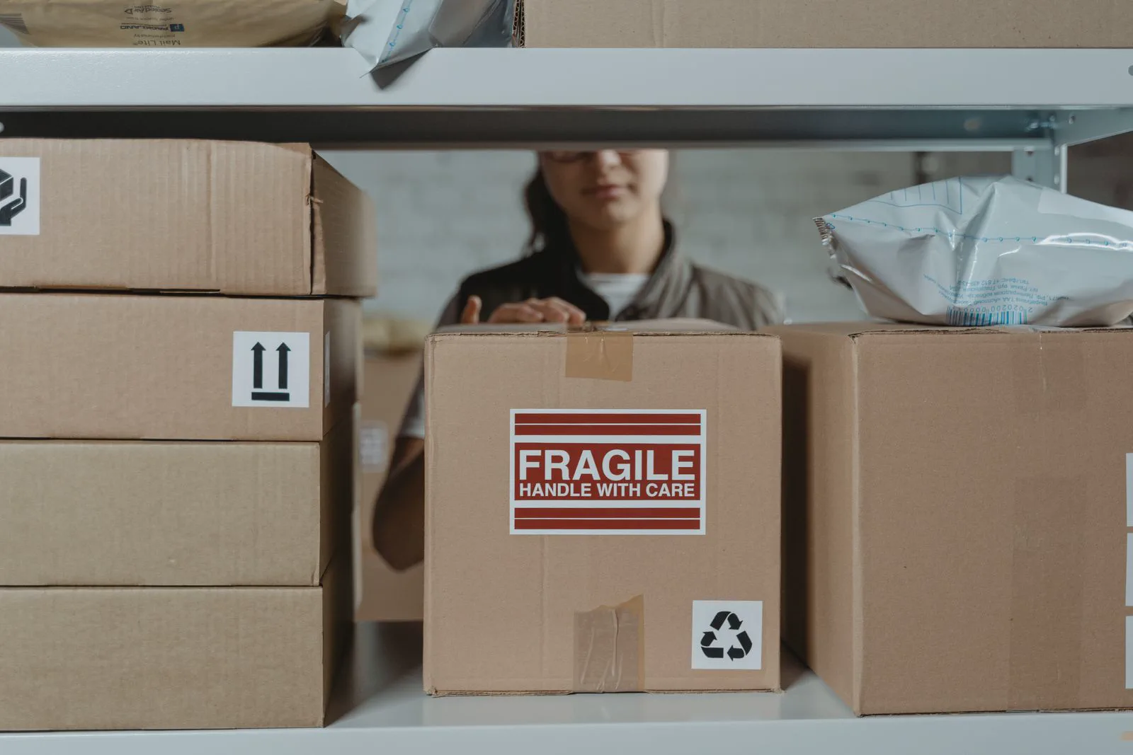 Sipariş hazırlama alanında paketlenmiş kargo kutuları